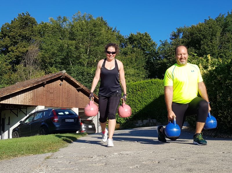 Marche kettlebell en binôme outdoor — énergie et vitalité dans l'entraînement naturel