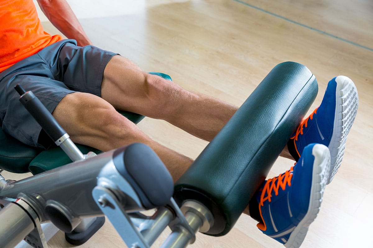 Extension de quadriceps isolée en salle — un muscle, un plan, zéro bénéfice fonctionnel