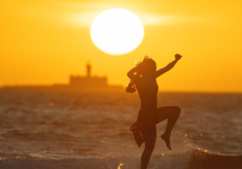 Personne sautant dans la lumière du soleil — joie et vitalité de l'exposition à la lumière naturelle