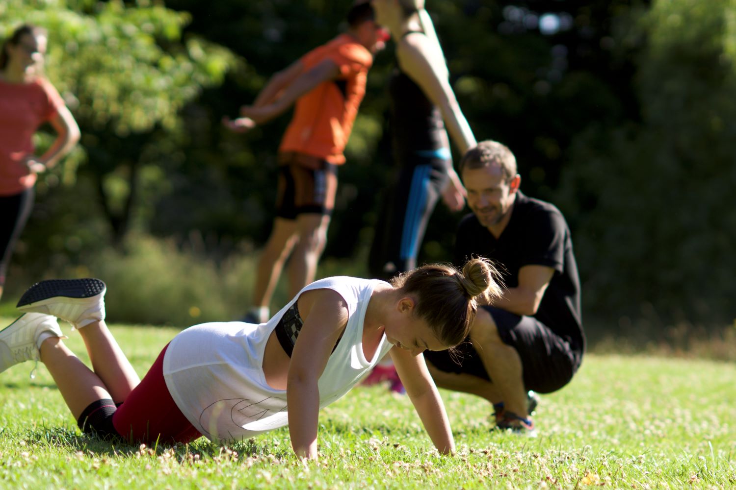 Entraînement outdoor — lumière naturelle, terrain varié, ciel ouvert